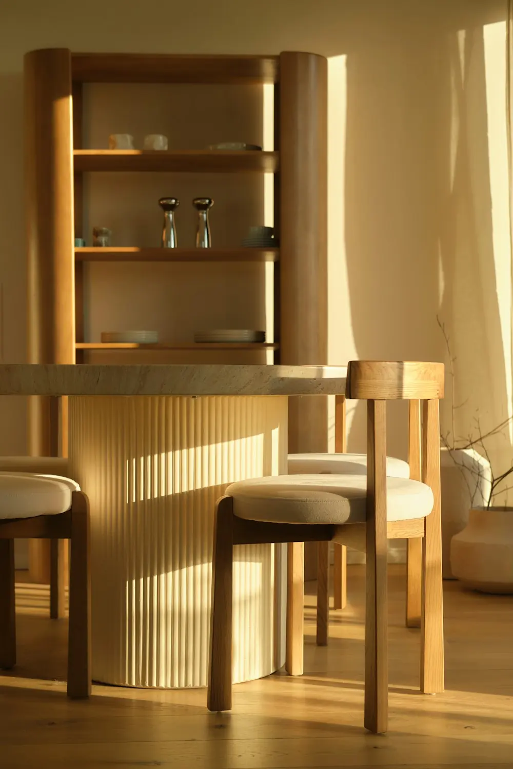 Eingebautes Eichenregal und Stuhl in einer Wohnung im Abendlicht